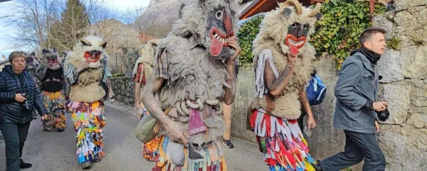 V Drežniških Ravnah so  po tradiciji s starosvetnimi maskami 
pustovali že prejšnjo soboto.