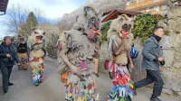 V Drežniških Ravnah so  po tradiciji s starosvetnimi maskami 
pustovali že prejšnjo soboto.