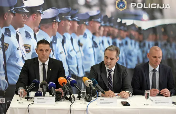 Podrobnosti kriminalistične  preiskave  so predstavili Damjan Apollonio iz uprave kriminalistične policije, 
državni  tožilec  Izidor Rojs  in   vodja mariborskih kriminalistov Stanko Vidovič (z leve).