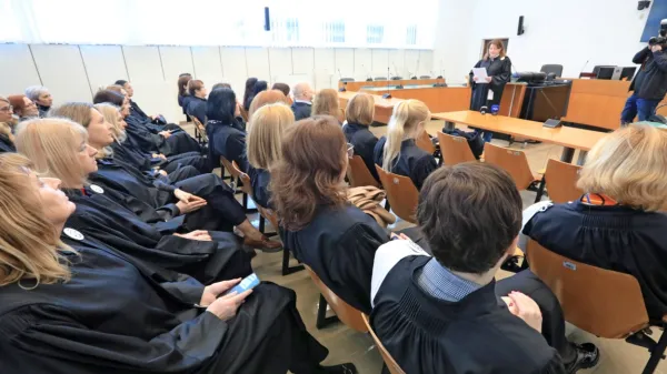 Sodniki protestirajo, ker vlada in DZ nista izpolnila odločbe 
ustavnega sodišča, tožilci se bodo odločali, kako naprej s stavko. 