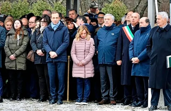 V Bazovici sta premierko med drugimi spremljala zunanji minister 
in podpredsednik vlade Antonio Tajani in minister za kulturo 
Gennaro Sangiuliano. Vence so položili tudi predsednik Furlanije-Julijske krajine Massimiliano Fedriga, tržaški župan Roberto 
Dipiazza in predstavniki več organizacij, ki negujejo spomin na 
odhod Italijanov iz Istre in Dalmacije.