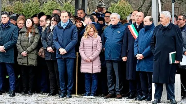 V Bazovici sta premierko med drugimi spremljala zunanji minister 
in podpredsednik vlade Antonio Tajani in minister za kulturo 
Gennaro Sangiuliano. Vence so položili tudi predsednik Furlanije-Julijske krajine Massimiliano Fedriga, tržaški župan Roberto 
Dipiazza in predstavniki več organizacij, ki negujejo spomin na 
odhod Italijanov iz Istre in Dalmacije.