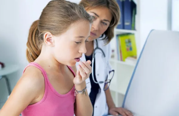  Eden od začetnih simptomov bolezni je poleg nahoda, solzenja in 
občasnega kašlja tudi nekoliko povišana telesna temperatura.