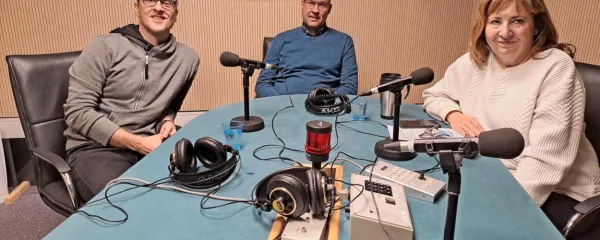 Aleš Kocjan in Tanja Starič z gostom novinarjem Jernejem 
Šmajdkom na snemanju podkasta Umetnost možnega. 