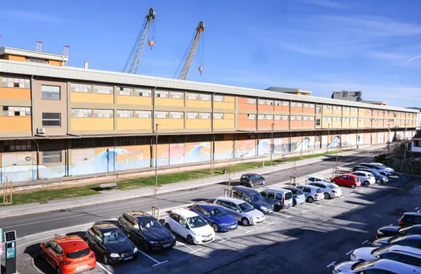 Nekdanje skladišče blagovnih rezerv še niso izvzeli iz carinskega 
območja pristanišča, zato ga koprska občina še ni prevzela. 

