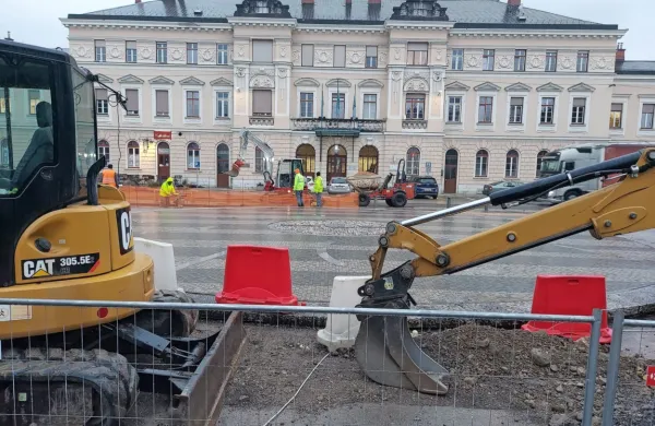 Na obeh straneh trga že menjajo komunalno infrastrukturo, nato se bodo lotili še  prenove trga in bližnje 
okolice. 