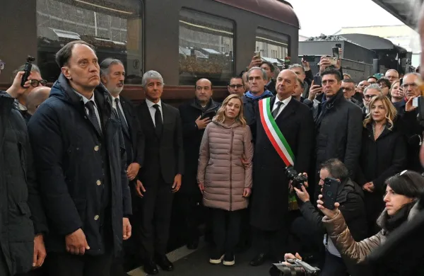 . Včerajšnje odprtje potujoče razstave na Vlaku spomina na 
eksodus se je na drugem tiru tržaškega kolodvora začelo s 
štiridesetminutno zamudo. 