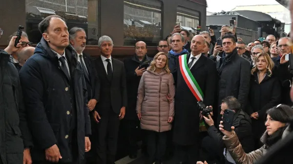 . Včerajšnje odprtje potujoče razstave na Vlaku spomina na 
eksodus se je na drugem tiru tržaškega kolodvora začelo s 
štiridesetminutno zamudo. 