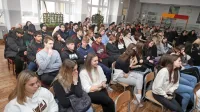   Namen okrogle mize je bil ozavestiti dijake o pomenu darovanja 
krvi in krvotvornih matičnih celic.  Prav danes  bodo  člani  Lions 
cluba Izola kot vsako leto tradicionalno skupinsko darovali kri na 
Centru za transfuzijsko dejavnost SBI Izola. 