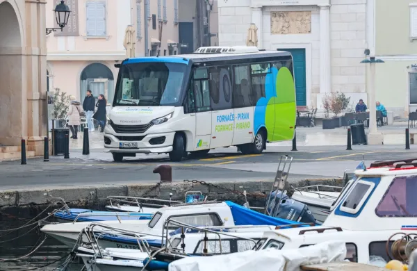    Lokalni prebivalci se v glavnem strinjajo, da je minibus brezplačen 
servis za turiste.  