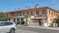 Trgovska podjetja, ki imajo markete na podeželju, apelirajo na 
krajevne skupnosti in domačine, naj več nakupov opravijo pri njih, 
sicer  se jim računica ne bo izšla in bodo prisiljeni zapirati.