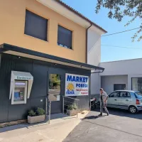 Manjše trgovine z živili na podeželju (fotografija je iz Pobegov) vse 
težje konkurirajo velikim trgovskim centrom v večjih krajih in 
mestih.