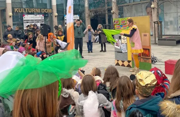 V Novi Gorici je za mladež pustovanje na Bevkovem trgu. 