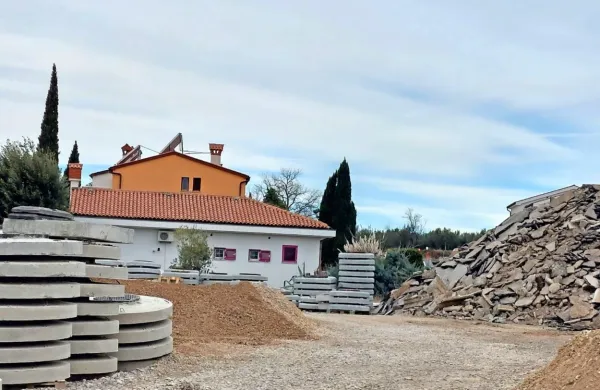 Krajani Hrvatinov so zaskrbljeni, ker se prah ob mletju gradbenih odpadkov poseda na zelenjavo in druge 
pridelke na njihovih vrtovih.