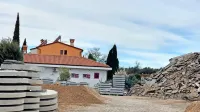 Krajani Hrvatinov so zaskrbljeni, ker se prah ob mletju gradbenih odpadkov poseda na zelenjavo in druge 
pridelke na njihovih vrtovih.
