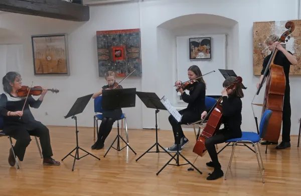 Otvoritev razstave Iskanja preteklosti idrijskega slikarja  mag. Danila Jereba je pospremil vse boljši domači 
godalni kvintet.