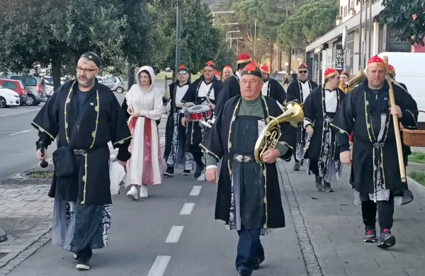 Pustna skupina vaških godcev iz Marezig je v polni opravi prispela 
v Koper.