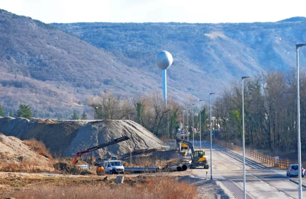 Za poslovno cono bi morali uporabno dovoljenje dobiti že oktobra, a ga niso, ker odvodnja ni bila pravilno izvedena. Zdaj jo popravljajo. Za vrat 
pa stiskajo roki, ker cono sofinancira EU. 