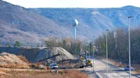 Za poslovno cono bi morali uporabno dovoljenje dobiti že oktobra, a ga niso, ker odvodnja ni bila pravilno izvedena. Zdaj jo popravljajo. Za vrat 
pa stiskajo roki, ker cono sofinancira EU. 