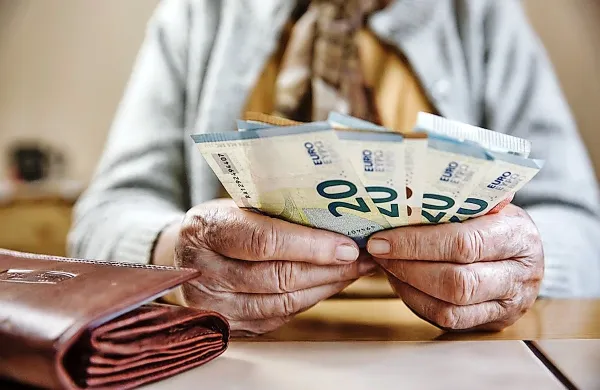   Zagotovljena pokojnina je bila uvedena na pobudo Zveze društev upokojencev, ker je bilo nesprejemljivo, da je bila starostna pokojnina za 40 
let pokojninske dobe nižja od cenzusa za varstveni dodatek, ki je socialna pomoč in trenutno znaša 684 evrov za samsko osebo.