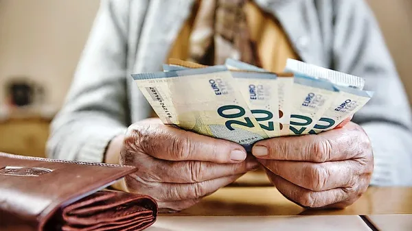   Zagotovljena pokojnina je bila uvedena na pobudo Zveze društev upokojencev, ker je bilo nesprejemljivo, da je bila starostna pokojnina za 40 
let pokojninske dobe nižja od cenzusa za varstveni dodatek, ki je socialna pomoč in trenutno znaša 684 evrov za samsko osebo.