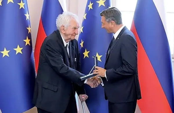 Sergij Šlenc je leta 2019 iz rok tedanjega predsednika Boruta 
Pahorja prejel medaljo za zasluge Republike Slovenije za izjemni 
prispevek k povezovanju med italijanskim in slovenskim narodom 
zlasti na jezikovnem in literarnem področju.