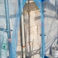 Očiščena fasada iz belega istrskega kamna svetilničarjeve hiše