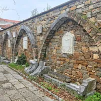 Šilasti lok s sklepnikom - reliefom sv. Nazarija, lapidarij Pokrajinskega muzeja Koper