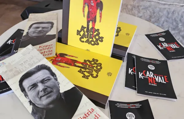 Tudi letošnje izbrane zgodbe bodo objavili v zborniku Lapis 
Histriae - na fotografiji zbornik natečaja 23. Foruma Tomizza na 
temo Kaos - Kairos - Caos.
