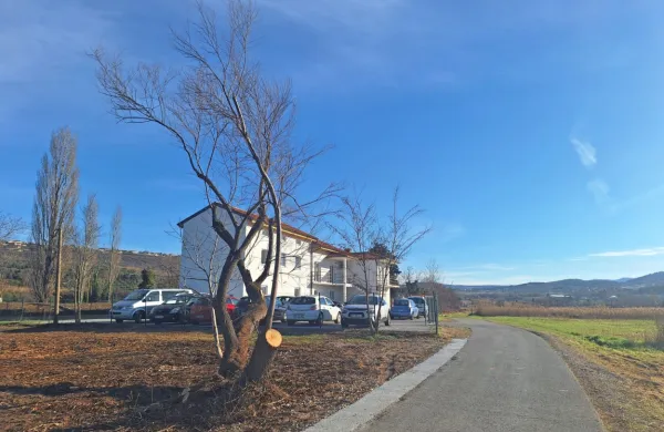 Stavba na Železniški cesti 1 na Serminu, kamor se je preselila 
občinska uprava, saj je prostor na Regentovi cesti namenjen 
novemu zdravstvenemu domu. 