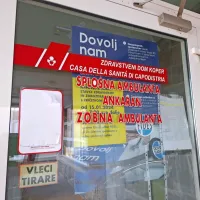 Vrata v paviljonu C v Ortopedski bolnišnici Valdoltra, za katerimi 
od leta 2017 delujeta splošna in zobozdravstvena ambulanta 
Zdravstvenega doma Koper.  