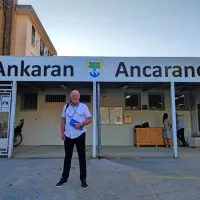 Arhitekt Artur Mlinar julija lani, ko je ankaranskim občinskim 
svetnikom opisal projekt zdravstvenega doma v središču Ankarana.  