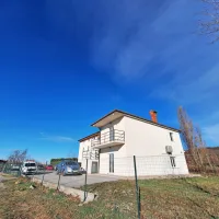 Strmčnikovi uslužbenci v nekdanji hiši kandidatke za županjo