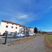 Strmčnikovi uslužbenci v nekdanji hiši kandidatke za županjo