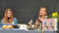 Samanta Kobal (desno) je mladinski roman  predstavila v pogovoru s Tino Saražin. 