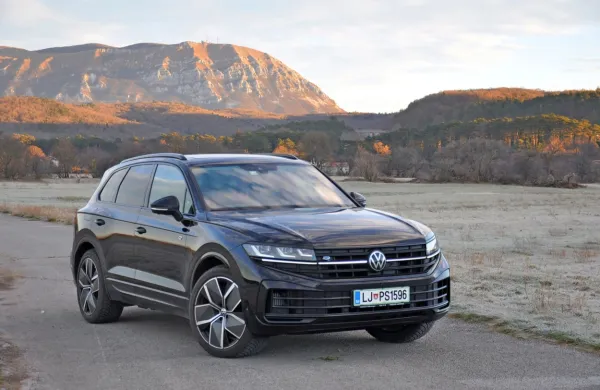 Volkswagen touareg na trgu vztraja že več kot dve desetletji, hkrati 
pa že vrsto let predstavlja tudi vrh ponudbe te znamke.