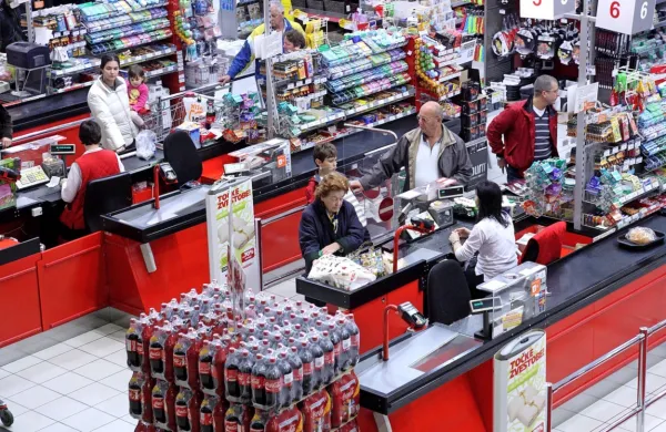 Trgovce smo vprašali, kaj naredijo z drobižem, ki ga na blagajni 
pustijo kupci. 