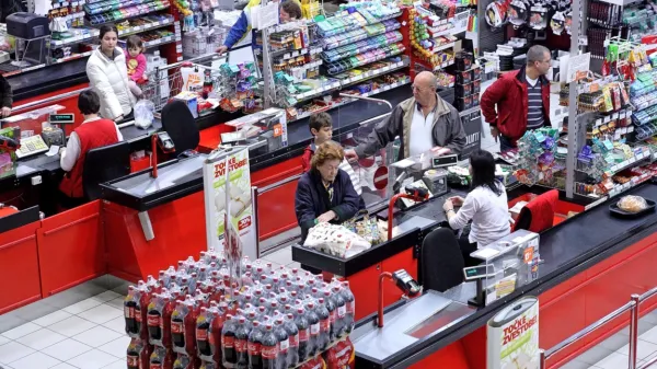 Trgovce smo vprašali, kaj naredijo z drobižem, ki ga na blagajni 
pustijo kupci. 
