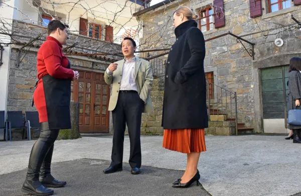 Na fotografiji na dvorišču domačije Bordon ob reki Rižani v 
Dekanih (z leve) Mojca Bordon, generalni direktor FAO Qu Dongyu 
in ministrica za kmetijstvo Mateja Čalušić.