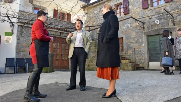 Na fotografiji na dvorišču domačije Bordon ob reki Rižani v 
Dekanih (z leve) Mojca Bordon, generalni direktor FAO Qu Dongyu 
in ministrica za kmetijstvo Mateja Čalušić.