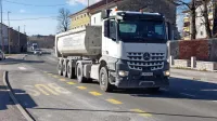 Skoraj nič ni treba  čakati, pa na eno fotografijo  ujameš dva ali celo 
tri tovornjake z gradbišča drugega tira. 