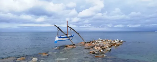 Batana pri plaži Delfin je zagotovo ena izmed najbolj fotogeničnih znamenitosti Izole.   