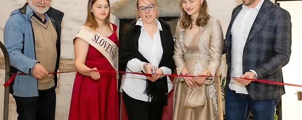 Festival Refuscus Mundi so družno odprli (z leve) izolski župnik Janez Kobal, istrska vinska kraljica Neja Mihelj, ministrica za 
kmetijstvo Mateja Čalušič, slovenska vinska kraljica Sanja Ferjančič in predstavnik organizatorja, sicer izolski vinar Matej Zaro.   