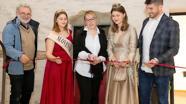 Festival Refuscus Mundi so družno odprli (z leve) izolski župnik Janez Kobal, istrska vinska kraljica Neja Mihelj, ministrica za 
kmetijstvo Mateja Čalušič, slovenska vinska kraljica Sanja Ferjančič in predstavnik organizatorja, sicer izolski vinar Matej Zaro.   