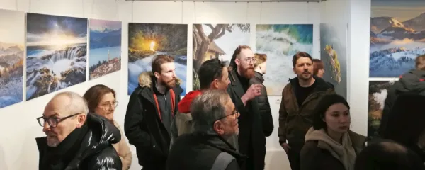 Na otvoritvi razstave v izolski galeriji Plac Izolanov se je Tadeju 
Cerkveniku (drugi z desne) pridružil tudi njegov mentor, znani 
koprski fotograf Jaka Ivančič (desno), ki si je s svojimi krajinskimi 
fotografijami prislužil že številna priznanja. 