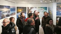 Na otvoritvi razstave v izolski galeriji Plac Izolanov se je Tadeju 
Cerkveniku (drugi z desne) pridružil tudi njegov mentor, znani 
koprski fotograf Jaka Ivančič (desno), ki si je s svojimi krajinskimi 
fotografijami prislužil že številna priznanja. 