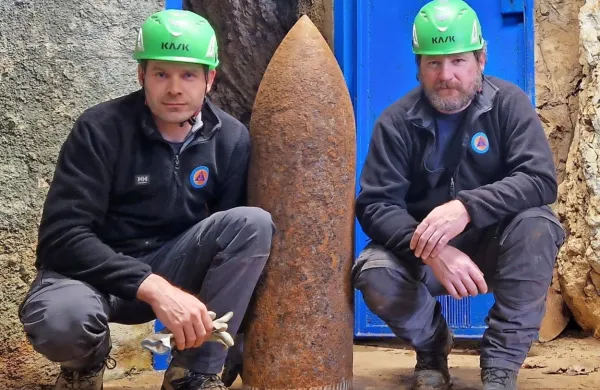 Aljaž Leban (levo) in Martin Kenda ob prvi tovrstni najdbi v njuni 
karieri. 