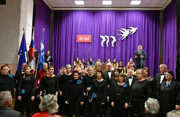 V Komnu je na slovesnosti ob 80. obletnici požiga Komna in 
okoliških vasi spregovoril minister  Matej Arčon.