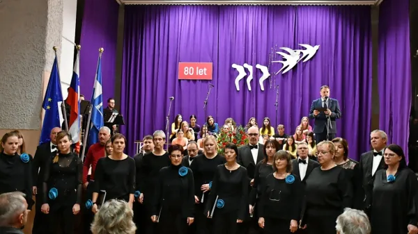 V Komnu je na slovesnosti ob 80. obletnici požiga Komna in 
okoliških vasi spregovoril minister  Matej Arčon.