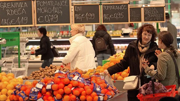 Se cene trgovcev res razlikujejo glede na poslovalnico?
